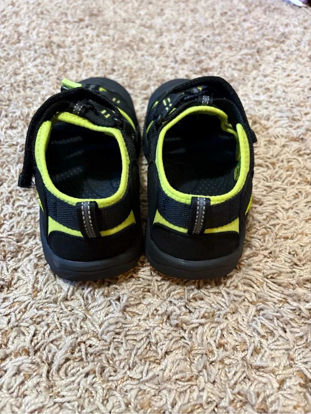 KEEN Big Kids' Newport H2 Boys size 3 NWOT!!